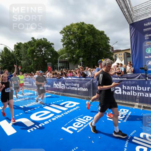 29.06.2025 - hella hamburg halbmarathon Zöllner http://msf.ph/oto/8449348 29.06.2025 10:58:42 Ziel 1319, 2619, 2656, 2978, 3251, 4467, 6592, 6595, 7082, 7659, 8322, 10943, 11605, 11846, 12809, 12862, 13694, 15197, 16189, 18501, 18587 meine-sportfotos.de