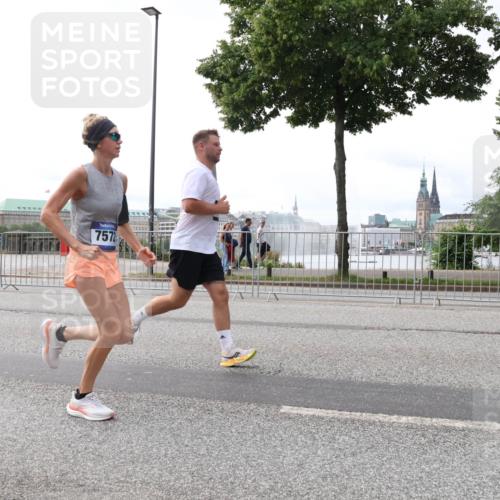 29.06.2025 - hella hamburg halbmarathon Lena Gebhardt http://msf.ph/oto/8449355 29.06.2025 10:30:40 Lombardsbrücke 7572, 1059, 1472, 1647, 2268, 2505, 2569, 2754, 2755, 2901, 3131, 3281, 3443, 4198, 4575, 4819, 6344, 6556, 6616, 7071, 7120, 9830, 10880, 11981, 11984, 12349, 12350, 12460, 12461, 12504, 12687, 12688, 13418, 14095, 14216, 14421, 14803, 15299, 15757, 15789, 15938, 16504, 16791, 16864, 18046, 18362, 18671, 18795, 18860 meine-sportfotos.de