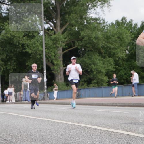 29.06.2025 - hella hamburg halbmarathon Luisa Fischer http://msf.ph/oto/8449356 29.06.2025 10:31:29 Kennedybrücke 13860, 102, 7497, 4834, 6102, 7497, 10412, 10413 meine-sportfotos.de