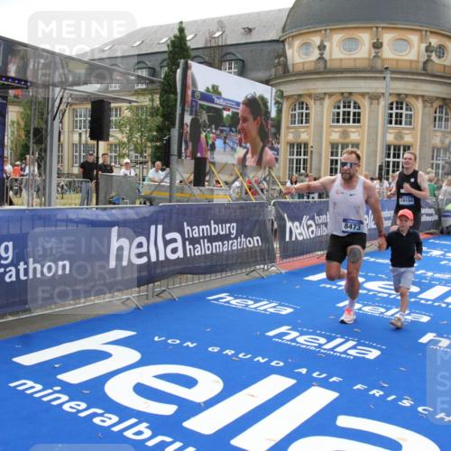 29.06.2025 - hella hamburg halbmarathon Michael Strokosch http://msf.ph/oto/8449360 29.06.2025 10:29:15 Ziel 3043, 8473, 10171, 19194 meine-sportfotos.de