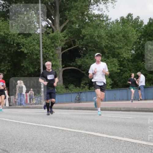 29.06.2025 - hella hamburg halbmarathon Luisa Fischer http://msf.ph/oto/8449380 29.06.2025 10:31:29 Kennedybrücke 15256, 17791, 13860, 6102, 4834, 6102, 7497, 10412, 10413 meine-sportfotos.de