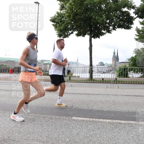 29.06.2025 - hella hamburg halbmarathon Lena Gebhardt http://msf.ph/oto/8449383 29.06.2025 10:30:40 Lombardsbrücke 1059, 1472, 1647, 2268, 2505, 2569, 2754, 2755, 2901, 3131, 3281, 3443, 4198, 4575, 4819, 6344, 6556, 6616, 7071, 7120, 9830, 10880, 11981, 11984, 12349, 12350, 12460, 12461, 12504, 12687, 12688, 13418, 14095, 14216, 14421, 14803, 15299, 15757, 15789, 15938, 16504, 16791, 16864, 18046, 18362, 18671, 18795, 18860 meine-sportfotos.de