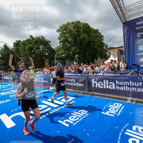 29.06.2025 - hella hamburg halbmarathon Zöllner http://msf.ph/oto/8449385 29.06.2025 10:58:42 Ziel 1319, 2619, 2656, 2978, 3251, 4467, 6592, 6595, 7082, 7659, 8322, 10943, 11605, 11846, 12809, 12862, 13694, 15197, 16189, 18501, 18587 meine-sportfotos.de