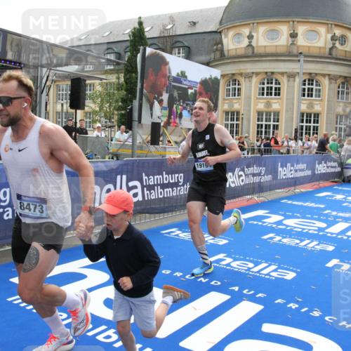29.06.2025 - hella hamburg halbmarathon Michael Strokosch http://msf.ph/oto/8449400 29.06.2025 10:29:16 Ziel 3043, 8473, 12337, 14395, 19194 meine-sportfotos.de