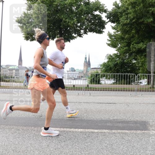 29.06.2025 - hella hamburg halbmarathon Lena Gebhardt http://msf.ph/oto/8449421 29.06.2025 10:30:40 Lombardsbrücke 1059, 1472, 1647, 2268, 2505, 2569, 2754, 2755, 2901, 3131, 3281, 3443, 4198, 4575, 4819, 6344, 6556, 6616, 7071, 7120, 9830, 10880, 11981, 11984, 12349, 12350, 12460, 12461, 12504, 12687, 12688, 13418, 14095, 14216, 14421, 14803, 15299, 15757, 15789, 15938, 16504, 16791, 16864, 18046, 18362, 18671, 18795, 18860 meine-sportfotos.de