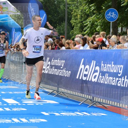 29.06.2025 - hella hamburg halbmarathon Strokosch-Dieckow http://msf.ph/oto/8449422 29.06.2025 10:38:20 Ziel 1042, 1688, 1710, 2745, 2849, 3014, 3431, 3790, 6095, 7110, 8002, 14688, 14992, 16075, 16280, 18584, 18761 meine-sportfotos.de