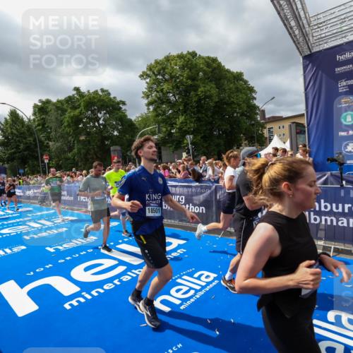 29.06.2025 - hella hamburg halbmarathon Zöllner http://msf.ph/oto/8449434 29.06.2025 10:58:43 Ziel 1319, 2619, 2656, 2978, 4467, 5675, 6592, 6595, 7659, 8322, 8929, 10943, 11605, 11846, 12809, 12862, 13512, 13694, 15197, 16189, 18501, 18587 meine-sportfotos.de