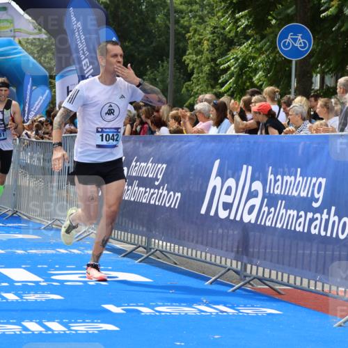 29.06.2025 - hella hamburg halbmarathon Strokosch-Dieckow http://msf.ph/oto/8449467 29.06.2025 10:38:20 Ziel 1042, 1688, 1710, 2745, 2849, 3014, 3431, 3790, 6095, 7110, 8002, 14688, 14992, 16075, 16280, 18584, 18761 meine-sportfotos.de