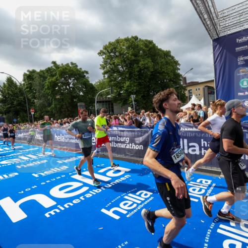 29.06.2025 - hella hamburg halbmarathon Zöllner http://msf.ph/oto/8449469 29.06.2025 10:58:43 Ziel 1319, 2619, 2656, 2978, 4467, 5675, 6592, 6595, 7659, 8322, 8929, 10943, 11605, 11846, 12809, 12862, 13512, 13694, 15197, 16189, 18501, 18587 meine-sportfotos.de