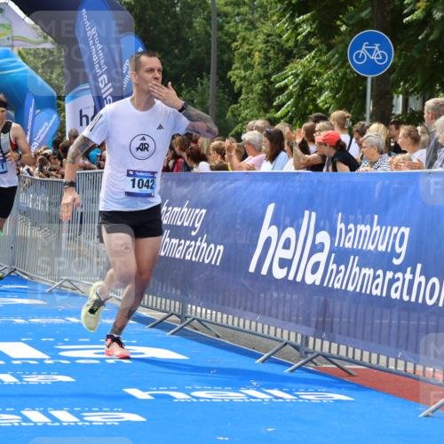 29.06.2025 - hella hamburg halbmarathon Strokosch-Dieckow http://msf.ph/oto/8449484 29.06.2025 10:38:20 Ziel 1042, 1688, 1710, 2745, 2849, 3014, 3431, 3790, 6095, 7110, 8002, 14688, 14992, 16075, 16280, 18584, 18761 meine-sportfotos.de