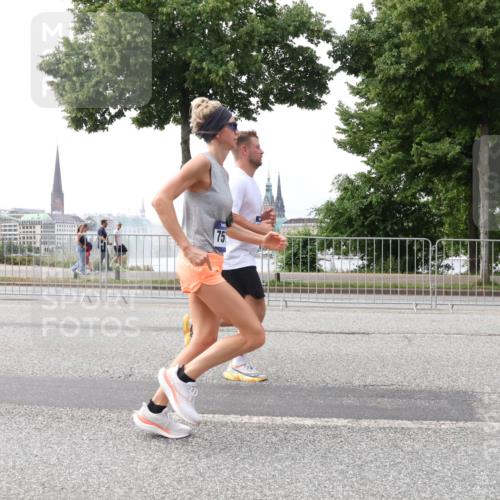 29.06.2025 - hella hamburg halbmarathon Lena Gebhardt http://msf.ph/oto/8449489 29.06.2025 10:30:40 Lombardsbrücke 75, 1059, 1472, 1647, 2268, 2505, 2569, 2754, 2755, 2901, 3131, 3281, 3443, 4198, 4575, 4819, 6344, 6556, 6616, 7071, 7120, 9830, 10880, 11981, 11984, 12349, 12350, 12460, 12461, 12504, 12687, 12688, 13418, 14095, 14216, 14421, 14803, 15299, 15757, 15789, 15938, 16504, 16791, 16864, 18046, 18362, 18671, 18795, 18860 meine-sportfotos.de