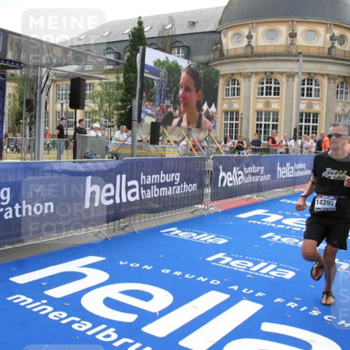 29.06.2025 - hella hamburg halbmarathon Michael Strokosch http://msf.ph/oto/8449508 29.06.2025 10:29:22 Ziel 2075, 8975, 9571, 12287, 12337, 13838, 14164, 14395 meine-sportfotos.de
