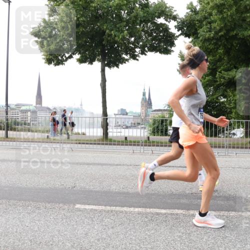 29.06.2025 - hella hamburg halbmarathon Lena Gebhardt http://msf.ph/oto/8449513 29.06.2025 10:30:41 Lombardsbrücke 75, 1059, 1472, 1647, 2268, 2505, 2569, 2754, 2755, 2901, 3131, 3281, 4198, 4575, 4819, 6344, 6556, 7071, 7120, 9830, 10880, 11981, 11984, 12349, 12350, 12460, 12461, 12504, 12687, 12688, 13418, 14095, 14216, 14421, 14803, 15299, 15757, 15789, 15938, 16504, 16791, 16864, 17742, 18046, 18362, 18671, 18795, 18860 meine-sportfotos.de
