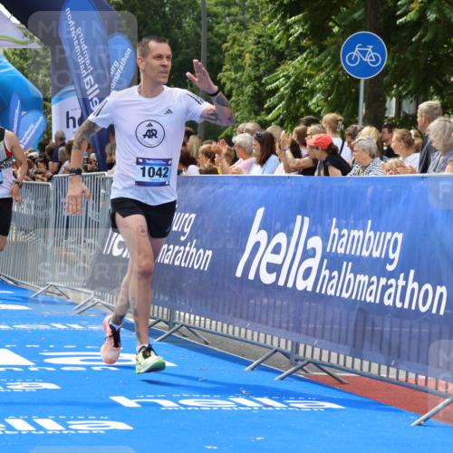 29.06.2025 - hella hamburg halbmarathon Strokosch-Dieckow http://msf.ph/oto/8449539 29.06.2025 10:38:20 Ziel 1042, 1688, 1710, 2745, 2849, 3014, 3431, 3790, 6095, 7110, 8002, 14688, 14992, 16075, 16280, 18584, 18761 meine-sportfotos.de