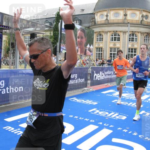 29.06.2025 - hella hamburg halbmarathon Michael Strokosch http://msf.ph/oto/8449541 29.06.2025 10:29:23 Ziel 2075, 8975, 9571, 12287, 12337, 13838, 14164, 14395, 19203 meine-sportfotos.de