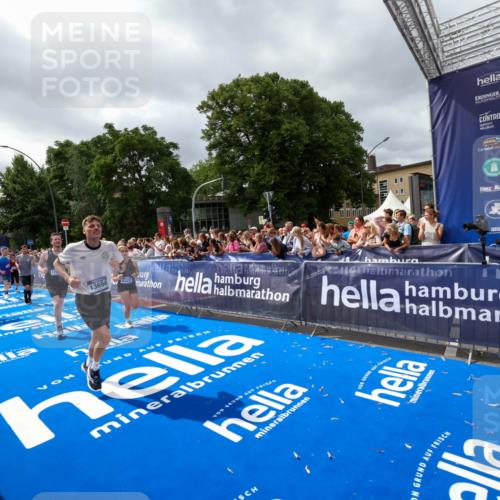 29.06.2025 - hella hamburg halbmarathon Zöllner http://msf.ph/oto/8449559 29.06.2025 10:58:45 Ziel 1319, 2656, 5675, 6592, 7659, 8322, 8929, 10943, 11605, 11846, 12862, 13512, 13694, 13880, 14266, 14902, 15197, 16189, 17839, 18587 meine-sportfotos.de