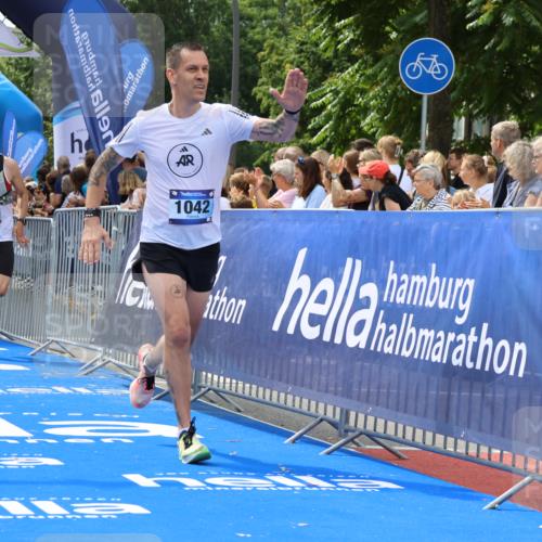 29.06.2025 - hella hamburg halbmarathon Strokosch-Dieckow http://msf.ph/oto/8449567 29.06.2025 10:38:21 Ziel 1042, 1688, 1710, 2745, 3014, 3431, 3790, 6095, 7110, 8002, 8571, 14992, 16075, 16280, 18357, 18584, 18761 meine-sportfotos.de