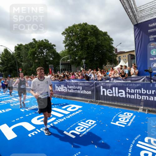 29.06.2025 - hella hamburg halbmarathon Zöllner http://msf.ph/oto/8449578 29.06.2025 10:58:45 Ziel 1319, 2656, 5675, 6592, 7659, 8322, 8929, 10943, 11605, 11846, 12862, 13512, 13694, 13880, 14266, 14902, 15197, 16189, 17839, 18587 meine-sportfotos.de