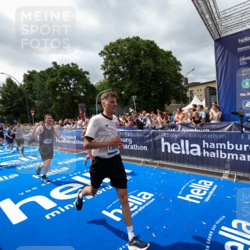 29.06.2025 - hella hamburg halbmarathon Zöllner http://msf.ph/oto/8449593 29.06.2025 10:58:46 Ziel 1319, 2656, 2840, 5675, 6592, 8322, 8929, 10943, 11605, 11846, 12862, 13512, 13694, 13880, 14266, 14902, 15197, 16189, 17839, 18587 meine-sportfotos.de