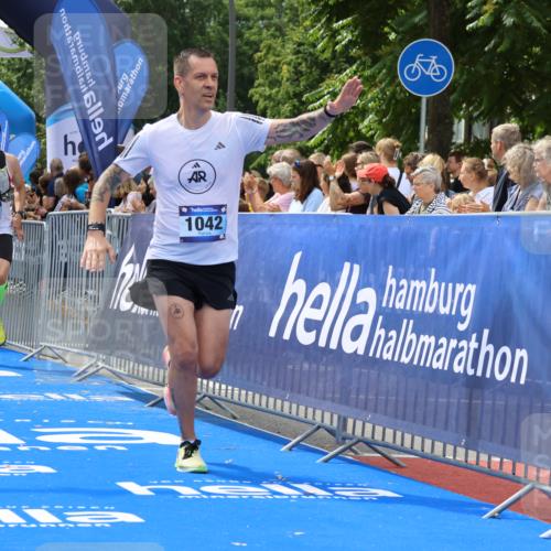 29.06.2025 - hella hamburg halbmarathon Strokosch-Dieckow http://msf.ph/oto/8449598 29.06.2025 10:38:21 Ziel 1042, 1688, 1710, 2745, 3014, 3431, 3790, 6095, 7110, 8002, 8571, 14992, 16075, 16280, 18357, 18584, 18761 meine-sportfotos.de