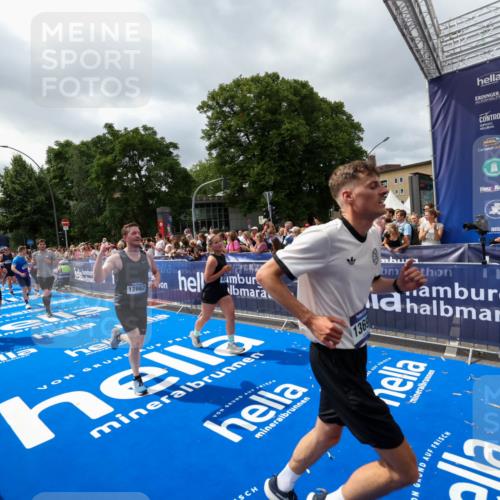 29.06.2025 - hella hamburg halbmarathon Zöllner http://msf.ph/oto/8449610 29.06.2025 10:58:46 Ziel 1319, 2656, 2840, 5675, 6592, 8322, 8929, 10943, 11605, 11846, 12862, 13512, 13694, 13880, 14266, 14902, 15197, 16189, 17839, 18587 meine-sportfotos.de