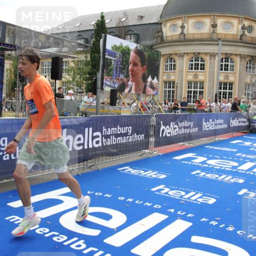 29.06.2025 - hella hamburg halbmarathon Michael Strokosch http://msf.ph/oto/8449614 29.06.2025 10:29:24 Ziel 2075, 8975, 9571, 12287, 12337, 13838, 14164, 14395, 15880, 18737, 19203 meine-sportfotos.de