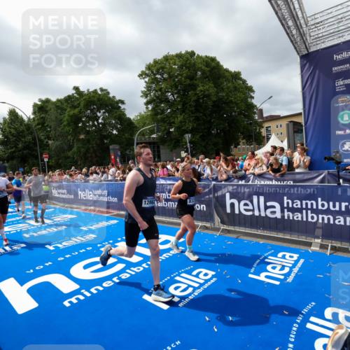 29.06.2025 - hella hamburg halbmarathon Zöllner http://msf.ph/oto/8449624 29.06.2025 10:58:46 Ziel 1319, 2656, 2840, 5675, 6592, 8322, 8929, 10943, 11605, 11846, 12862, 13512, 13694, 13880, 14266, 14902, 15197, 16189, 17839, 18587 meine-sportfotos.de