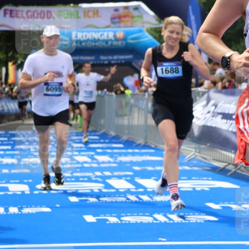 29.06.2025 - hella hamburg halbmarathon Strokosch-Dieckow http://msf.ph/oto/8449626 29.06.2025 10:38:17 Ziel 1042, 1688, 2849, 3431, 5091, 6095, 7110, 7743, 8002, 14688, 14992, 16075, 18584, 18761 meine-sportfotos.de