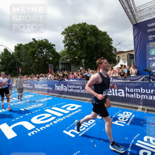 29.06.2025 - hella hamburg halbmarathon Zöllner http://msf.ph/oto/8449655 29.06.2025 10:58:46 Ziel 1319, 2656, 2840, 5675, 6592, 8322, 8929, 10943, 11605, 11846, 12862, 13512, 13694, 13880, 14266, 14902, 15197, 16189, 17839, 18587 meine-sportfotos.de