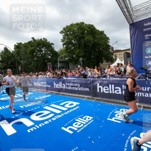 29.06.2025 - hella hamburg halbmarathon Zöllner http://msf.ph/oto/8449673 29.06.2025 10:58:47 Ziel 1319, 2488, 2656, 2840, 5675, 6592, 6720, 8322, 8929, 10539, 10943, 11605, 11846, 12862, 13512, 13880, 14266, 14902, 14965, 15197, 16189, 17630, 17839, 18587 meine-sportfotos.de