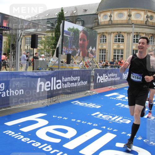 29.06.2025 - hella hamburg halbmarathon Michael Strokosch http://msf.ph/oto/8449702 29.06.2025 10:29:26 Ziel 2075, 8975, 9571, 10156, 12234, 12287, 13838, 14164, 15880, 16118, 18737, 19203 meine-sportfotos.de