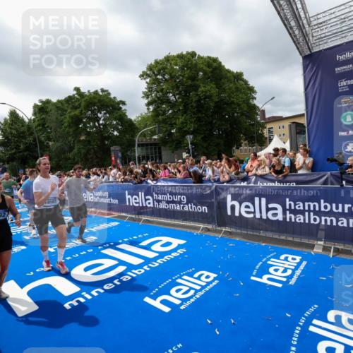 29.06.2025 - hella hamburg halbmarathon Zöllner http://msf.ph/oto/8449708 29.06.2025 10:58:47 Ziel 1319, 2488, 2656, 2840, 5675, 6592, 6720, 8322, 8929, 10539, 10943, 11605, 11846, 12862, 13512, 13880, 14266, 14902, 14965, 15197, 16189, 17630, 17839, 18587 meine-sportfotos.de