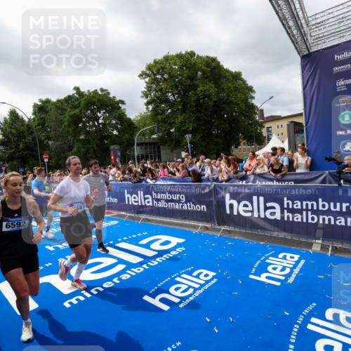 29.06.2025 - hella hamburg halbmarathon Zöllner http://msf.ph/oto/8449735 29.06.2025 10:58:47 Ziel 1319, 2488, 2656, 2840, 5675, 6592, 6720, 8322, 8929, 10539, 10943, 11605, 11846, 12862, 13512, 13880, 14266, 14902, 14965, 15197, 16189, 17630, 17839, 18587 meine-sportfotos.de
