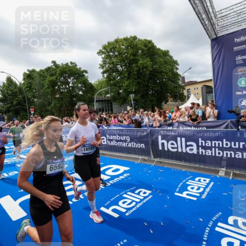 29.06.2025 - hella hamburg halbmarathon Zöllner http://msf.ph/oto/8449757 29.06.2025 10:58:48 Ziel 1319, 2488, 2656, 2840, 5277, 5675, 6592, 6720, 8929, 10539, 10943, 11605, 11846, 13512, 13880, 14266, 14902, 14965, 15197, 16189, 17405, 17630, 17839, 18232, 18587, 18954 meine-sportfotos.de