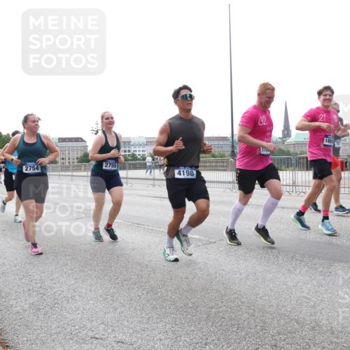 29.06.2025 - hella hamburg halbmarathon Lena Gebhardt http://msf.ph/oto/8449759 29.06.2025 10:30:44 Lombardsbrücke 2755, 2754, 4198, 32, 115, 18860, 1059, 1472, 1647, 2097, 2268, 2505, 2569, 2754, 2755, 2901, 3131, 3281, 4198, 4575, 4819, 6344, 6556, 6620, 7071, 7120, 7351, 8757, 9576, 9830, 10880, 10989, 11981, 11984, 12349, 12350, 12384, 12460, 12461, 12687, 12688, 13418, 14095, 14216, 14421, 14803, 15299, 15466, 15757, 15789, 15938, 16504, 16791, 16864, 17742, 17966, 18362, 18671, 18795, 18860, 19052 meine-sportfotos.de