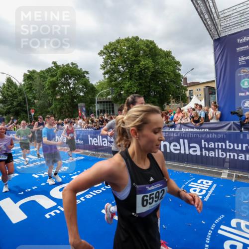 29.06.2025 - hella hamburg halbmarathon Zöllner http://msf.ph/oto/8449794 29.06.2025 10:58:48 Ziel 1319, 2488, 2656, 2840, 5277, 5675, 6592, 6720, 8929, 10539, 10943, 11605, 11846, 13512, 13880, 14266, 14902, 14965, 15197, 16189, 17405, 17630, 17839, 18232, 18587, 18954 meine-sportfotos.de