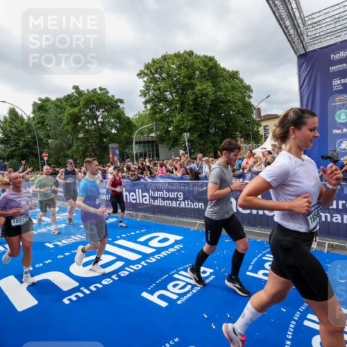 29.06.2025 - hella hamburg halbmarathon Zöllner http://msf.ph/oto/8449830 29.06.2025 10:58:48 Ziel 1319, 2488, 2656, 2840, 5277, 5675, 6592, 6720, 8929, 10539, 10943, 11605, 11846, 13512, 13880, 14266, 14902, 14965, 15197, 16189, 17405, 17630, 17839, 18232, 18587, 18954 meine-sportfotos.de