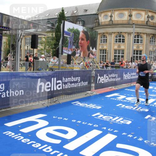 29.06.2025 - hella hamburg halbmarathon Michael Strokosch http://msf.ph/oto/8449840 29.06.2025 10:29:29 Ziel 2021, 2075, 2180, 8975, 9137, 9571, 10156, 10790, 12234, 13838, 15880, 16118, 17197, 18737, 19203 meine-sportfotos.de