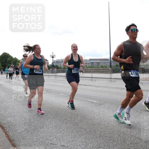 29.06.2025 - hella hamburg halbmarathon Lena Gebhardt http://msf.ph/oto/8449841 29.06.2025 10:30:45 Lombardsbrücke 2754, 2755, 4198, 250, 32, 11984, 1059, 1472, 1647, 2097, 2268, 2505, 2569, 2754, 2755, 2901, 3131, 3281, 4198, 4575, 4819, 6344, 6556, 6620, 7071, 7120, 7351, 8757, 9576, 9830, 10880, 10989, 11981, 11984, 12349, 12350, 12384, 12460, 12461, 12687, 12688, 13418, 14095, 14216, 14421, 14803, 15299, 15466, 15757, 15789, 15938, 16504, 16791, 16864, 17742, 17966, 18362, 18795, 18860, 19052 meine-sportfotos.de