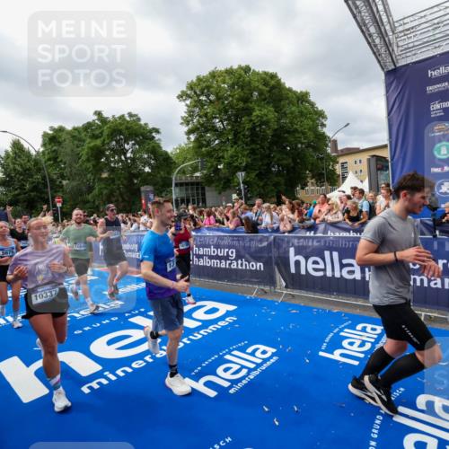 29.06.2025 - hella hamburg halbmarathon Zöllner http://msf.ph/oto/8449846 29.06.2025 10:58:49 Ziel 1319, 2488, 2656, 2840, 5277, 5675, 6720, 8929, 10268, 10539, 10943, 11605, 11846, 13512, 13880, 14266, 14902, 14965, 15197, 16189, 17405, 17630, 17839, 18232, 18587, 18954 meine-sportfotos.de
