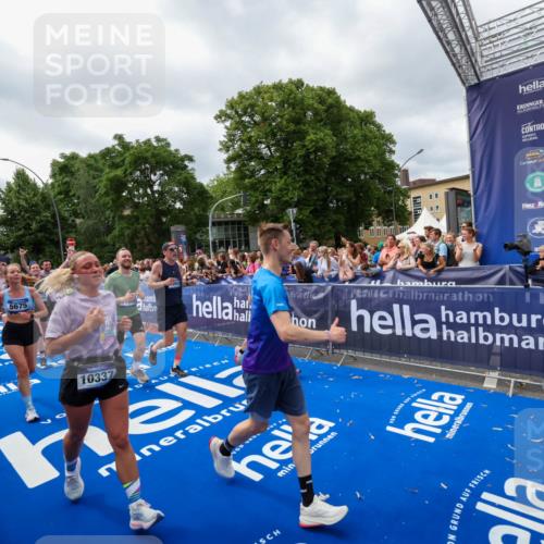 29.06.2025 - hella hamburg halbmarathon Zöllner http://msf.ph/oto/8449858 29.06.2025 10:58:49 Ziel 1319, 2488, 2656, 2840, 5277, 5675, 6720, 8929, 10268, 10539, 10943, 11605, 11846, 13512, 13880, 14266, 14902, 14965, 15197, 16189, 17405, 17630, 17839, 18232, 18587, 18954 meine-sportfotos.de
