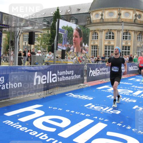 29.06.2025 - hella hamburg halbmarathon Michael Strokosch http://msf.ph/oto/8449877 29.06.2025 10:29:29 Ziel 2021, 2075, 2180, 8975, 9137, 9571, 10156, 10790, 12234, 13838, 15880, 16118, 17197, 18737, 19203 meine-sportfotos.de