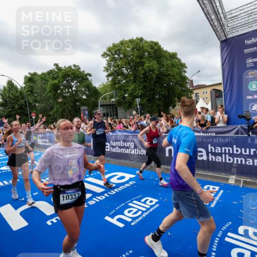 29.06.2025 - hella hamburg halbmarathon Zöllner http://msf.ph/oto/8449888 29.06.2025 10:58:49 Ziel 1319, 2488, 2656, 2840, 5277, 5675, 6720, 8929, 10268, 10539, 10943, 11605, 11846, 13512, 13880, 14266, 14902, 14965, 15197, 16189, 17405, 17630, 17839, 18232, 18587, 18954 meine-sportfotos.de