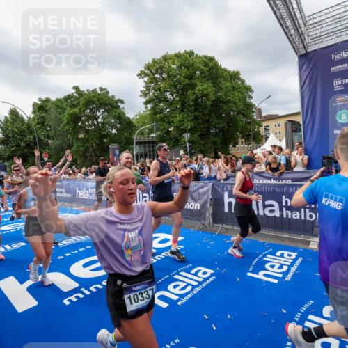 29.06.2025 - hella hamburg halbmarathon Zöllner http://msf.ph/oto/8449905 29.06.2025 10:58:49 Ziel 1319, 2488, 2656, 2840, 5277, 5675, 6720, 8929, 10268, 10539, 10943, 11605, 11846, 13512, 13880, 14266, 14902, 14965, 15197, 16189, 17405, 17630, 17839, 18232, 18587, 18954 meine-sportfotos.de