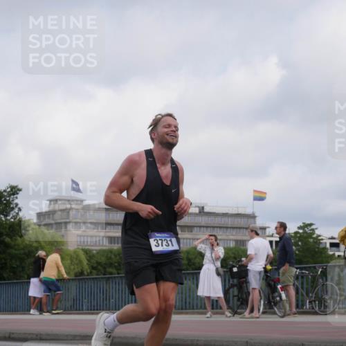 29.06.2025 - hella hamburg halbmarathon Luisa Fischer http://msf.ph/oto/8449910 29.06.2025 10:31:53 Kennedybrücke 3731, 2688, 3731, 4161, 5718, 7169, 8056, 10434, 10808 meine-sportfotos.de