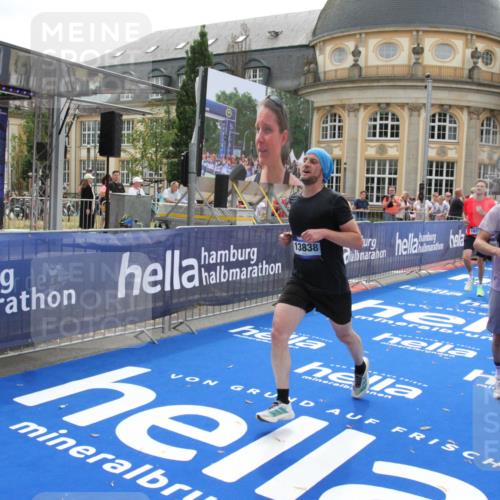 29.06.2025 - hella hamburg halbmarathon Michael Strokosch http://msf.ph/oto/8449913 29.06.2025 10:29:29 Ziel 2021, 2075, 2180, 8975, 9137, 9571, 10156, 10790, 12234, 13838, 15880, 16118, 17197, 18737, 19203 meine-sportfotos.de