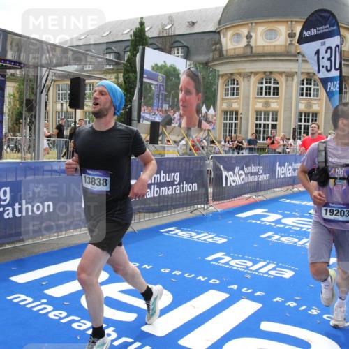 29.06.2025 - hella hamburg halbmarathon Michael Strokosch http://msf.ph/oto/8449937 29.06.2025 10:29:30 Ziel 2021, 2180, 9137, 10156, 10790, 12234, 13838, 15880, 16118, 17197, 18737, 19203 meine-sportfotos.de