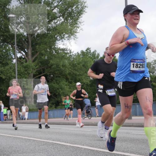 29.06.2025 - hella hamburg halbmarathon Luisa Fischer http://msf.ph/oto/8449954 29.06.2025 10:32:01 Kennedybrücke 955, 15952, 0808, 18293, 5718, 8056, 10434, 10808 meine-sportfotos.de
