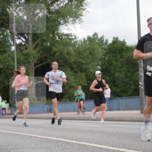 29.06.2025 - hella hamburg halbmarathon Luisa Fischer http://msf.ph/oto/8449975 29.06.2025 10:32:01 Kennedybrücke 15952, 1080, 5718, 8056, 10434, 10808 meine-sportfotos.de
