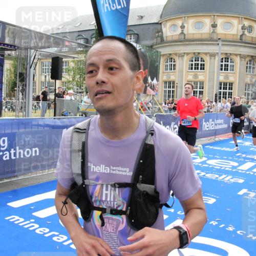 29.06.2025 - hella hamburg halbmarathon Michael Strokosch http://msf.ph/oto/8449990 29.06.2025 10:29:30 Ziel 2021, 2180, 9137, 10156, 10790, 12234, 13838, 15880, 16118, 17197, 18737, 19203 meine-sportfotos.de